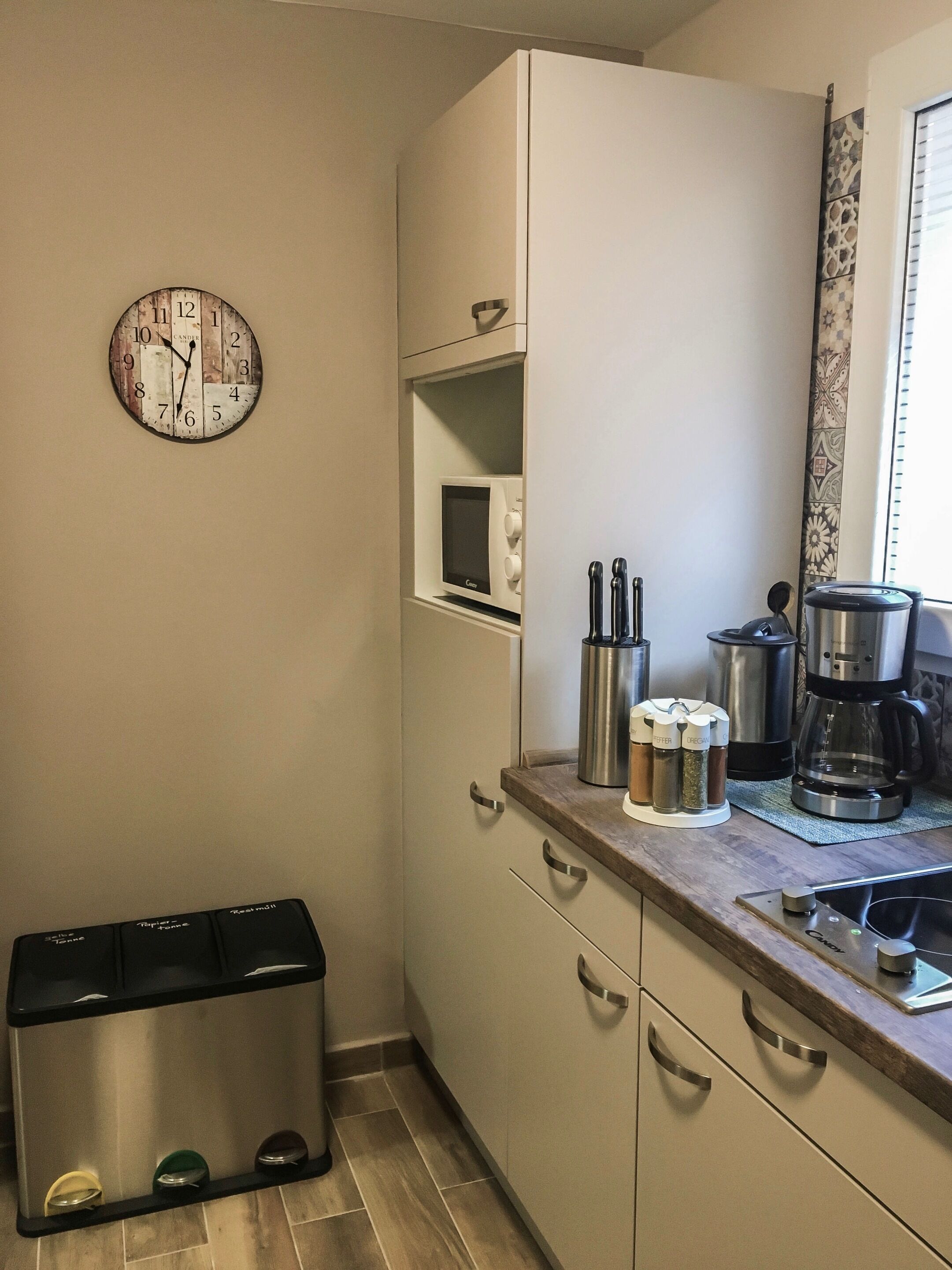 Wasserkocher mit Kaffee-/Teezubehör, Kühlschrank, Mikrowelle