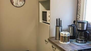 Wasserkocher mit Kaffee-/Teezubehör, Kühlschrank, Mikrowelle