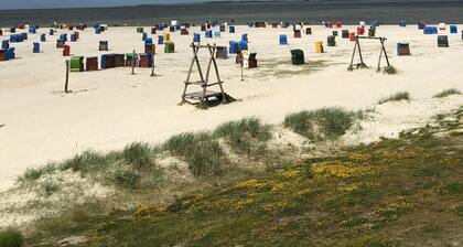 Uusi moderni vanhanaikainen 160 neliön loma-asunto Esens / Bensersiel Pohjanmerellä / 6P