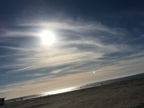 Una playa cerca, sillas reclinables de playa