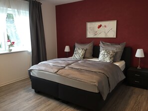 3 slaapkamers, een strijkplank/strijkijzer, reisbedje, gratis wifi