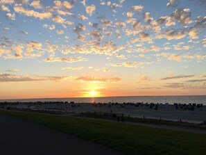 Vlak bij het strand, ligstoelen