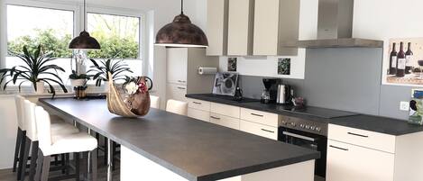 Jääkaappi, mikroaaltouuni, uuni, liesi