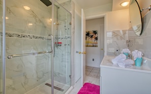 Douche, séchoir à cheveux, serviettes fournies, papier de toilette