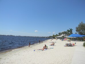 Solstolar och strandhanddukar