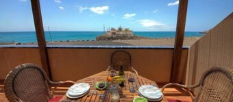 小さな漁村の海岸沿いのアパート