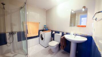 Een douche, een haardroger, handdoeken, zeep