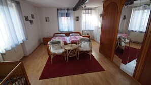 2 quartos, ferros/tábuas de passar roupa, Wi-Fi, roupa de cama