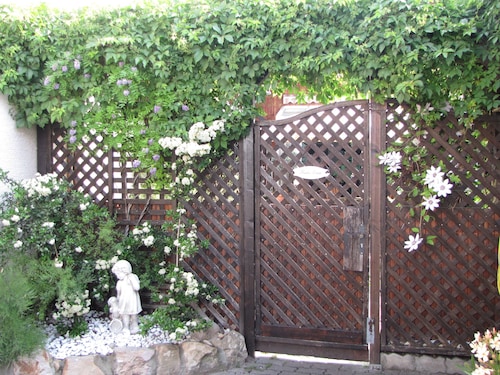 Ferienwohnung für 4 Personen mit sonnigem Hof, Garten und Pool