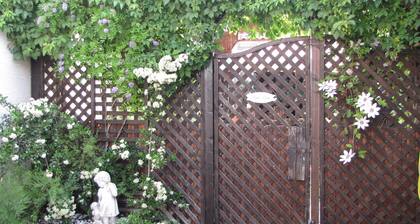 UUSI tammikuusta 2015 lähtien: Huoneistossa on aurinkoinen piha, puutarha ja uima-allas