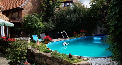 Ferienwohnung für 4 Personen mit sonnigem Hof, Garten und Pool