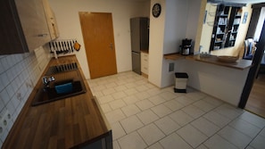 ثلاجة، ميكروويف، فرن، موقد طهي مسطح