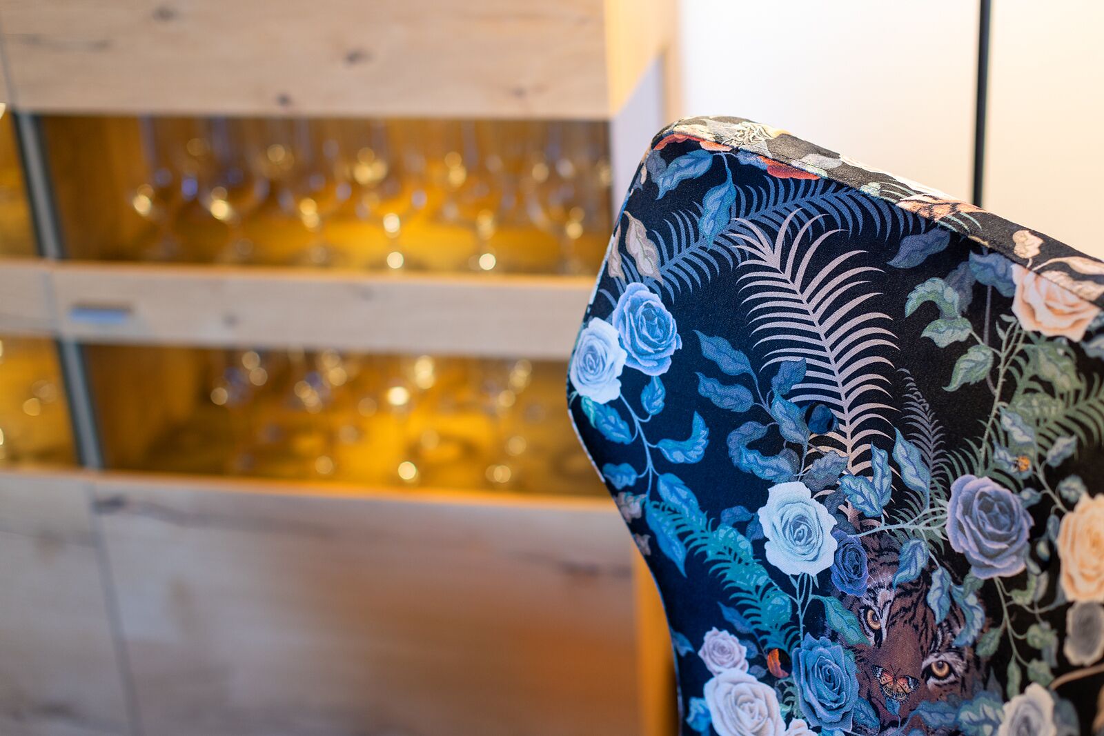 Une chaise à motifs floraux.