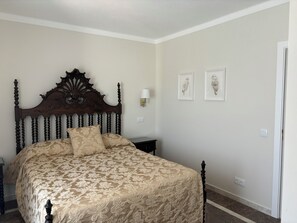 4 bedrooms, in-room safe, iron/ironing board, free WiFi - Detached villa with sea view, heated pool and air conditioning (Caramujeira)