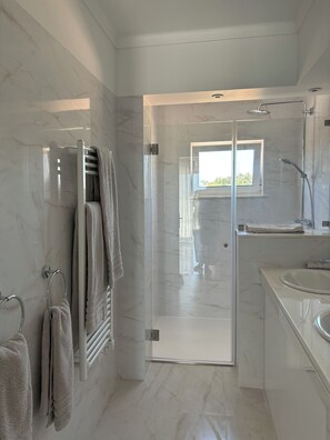 Bathtub, hair dryer, bidet, towels - Detached villa with sea view, heated pool and air conditioning (Caramujeira)