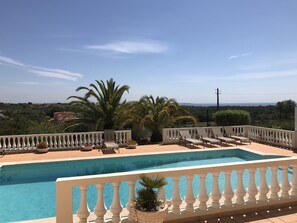 Outdoor pool, a heated pool - Detached villa with sea view, heated pool and air conditioning (Caramujeira)
