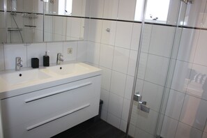 Shower, hair dryer, towels - Cozy FH up to 6 pers, quiet location, swimming pool, pets on request (De Cocksdorp)