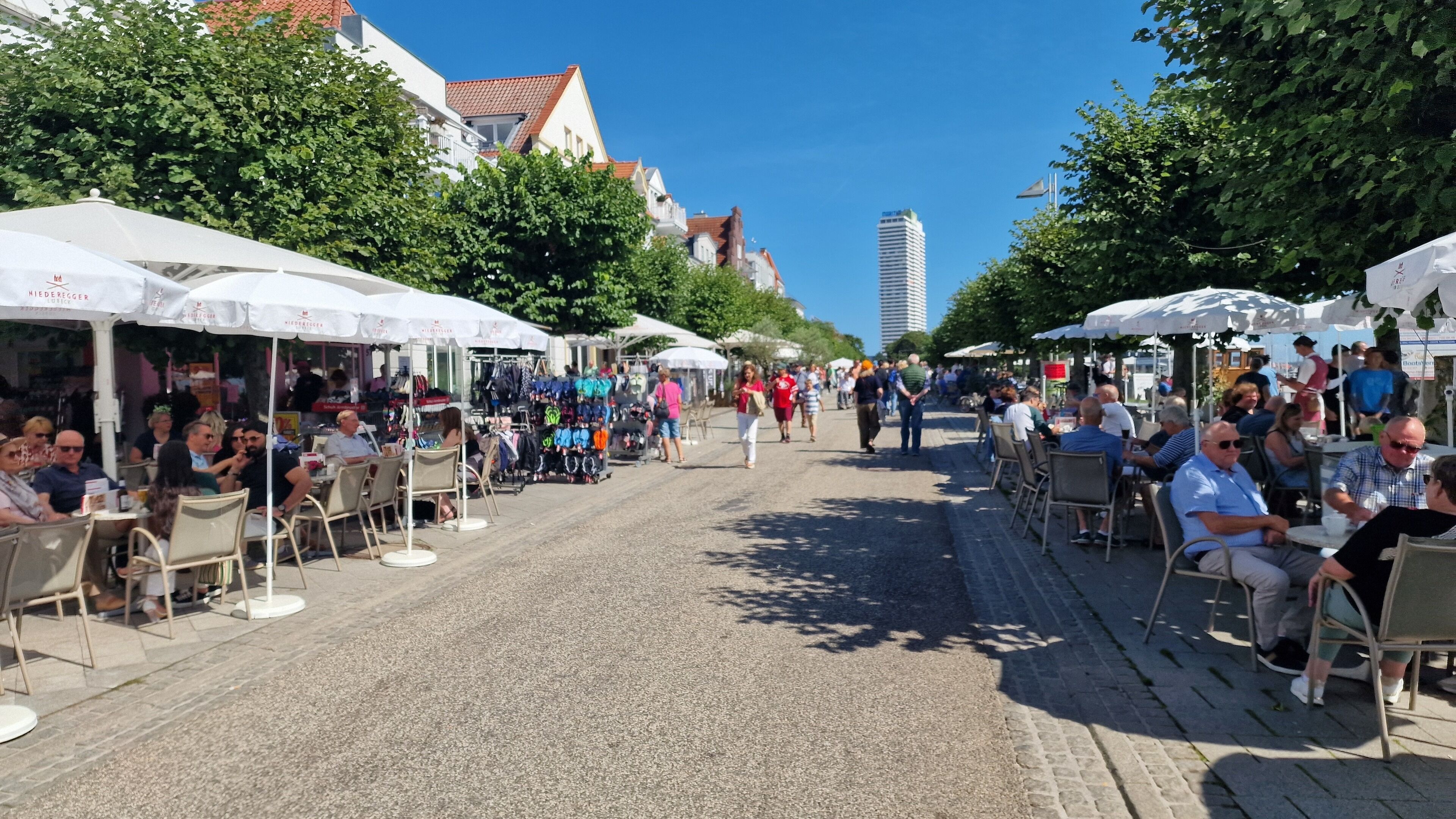 Un mercado al aire libre con puestos y gente caminando.