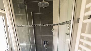 Dusche, Regendusche, Haartrockner, Handtücher