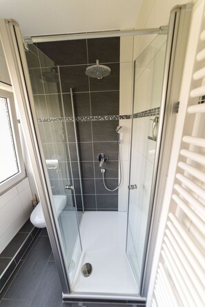 Shower, rainfall showerhead, hair dryer, towels - Relaxation in the vineyards - Ferienwohnung Isinger (Rüdesheim am Rhein)