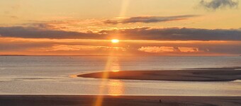 Com uma Localização Central e Ainda Tranquila, a Apenas 120 m da Praia e da Avenida Principal