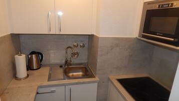 Réfrigérateur, micro-ondes, plaque de cuisson, lave-vaisselle