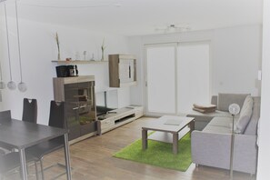 Smart-TV, DVD-Player, Bücher, Stereoanlage