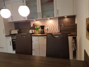 Kühlschrank, Mikrowelle, Ofen, Herdplatte