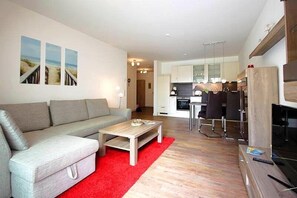 Smart-TV, DVD-Player, Bücher, Stereoanlage