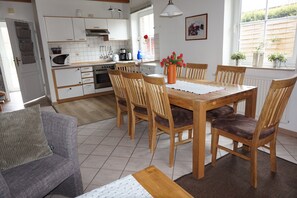 Dining - Holiday house Piet, spacious DDH with 3 bedrooms. for max. 7 pers. + Cot   (Wangerland)