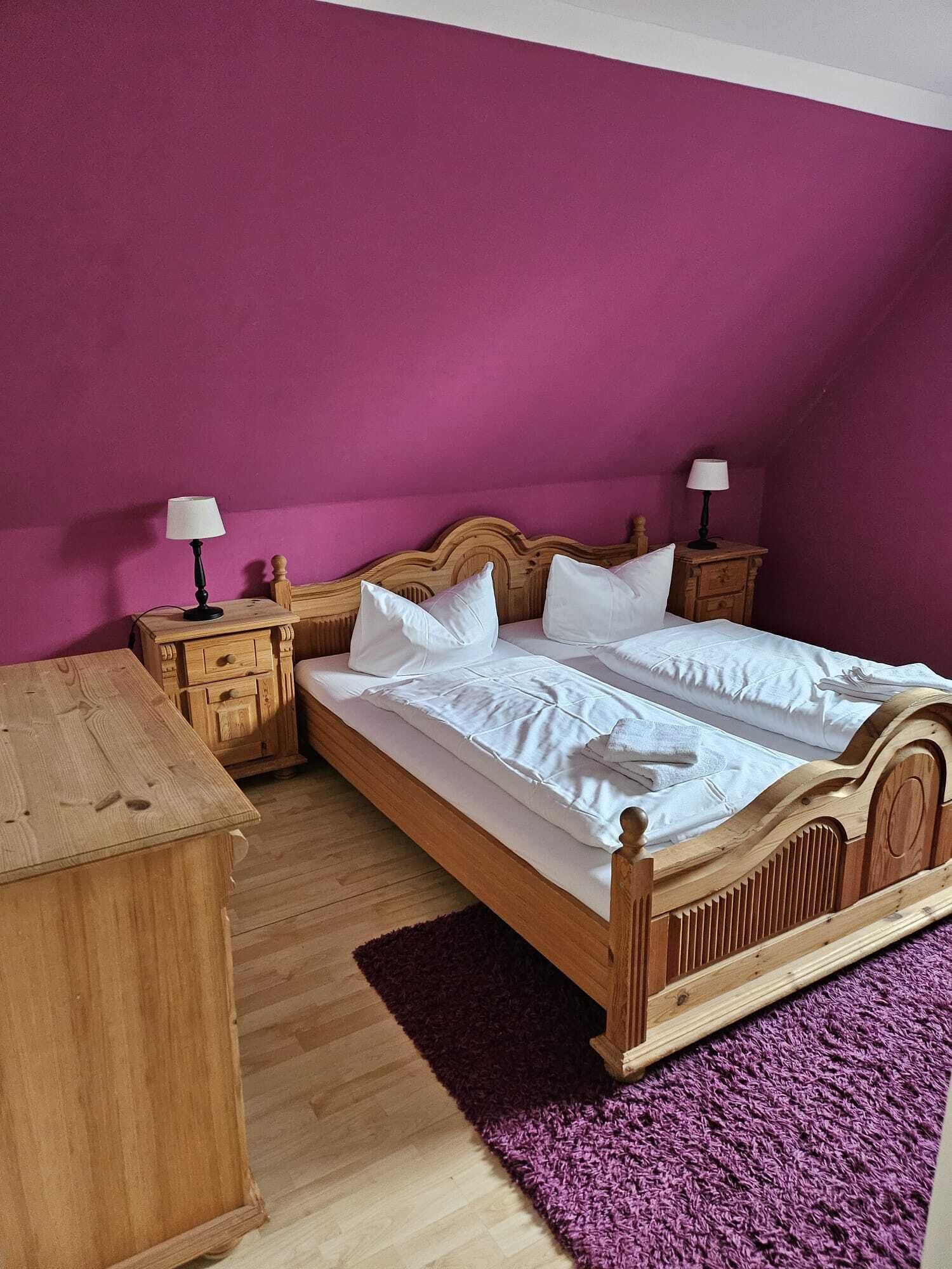 4 quartos, ferros/tábuas de passar roupa, berço de viagem