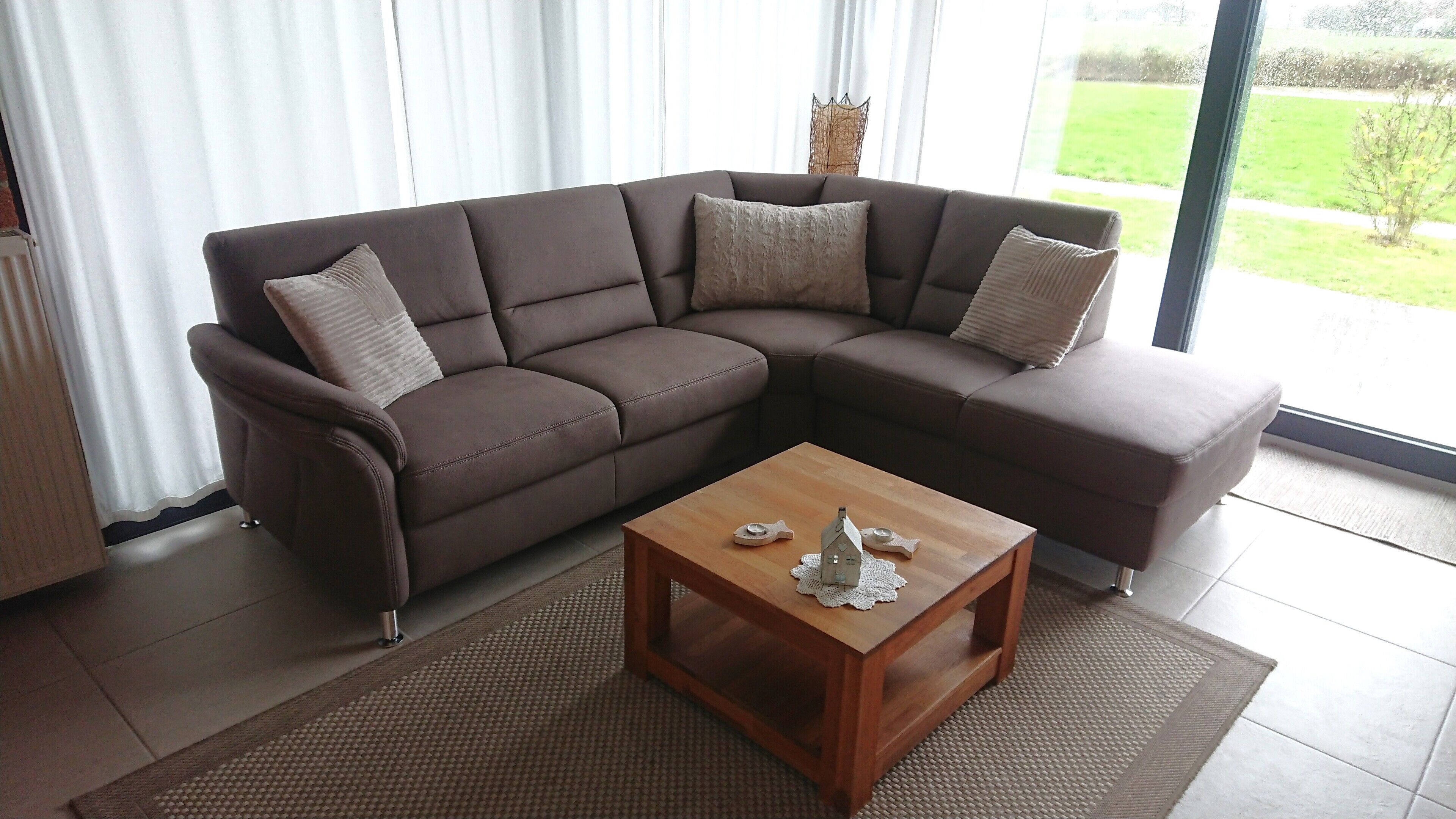 LED-Fernseher, Tischtennisplatte, Bücher