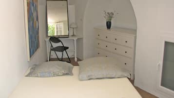 2 bedrooms, desk, iron/ironing board, free WiFi