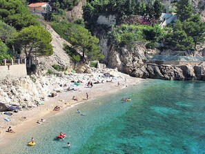 على الشاطئ، كراسي للتشمس