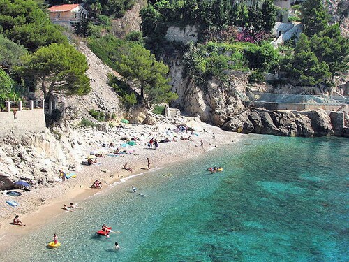 Direkt am Meer, 50 Meter vom Strand, 3 Km von Monaco, teilweise klimatisiert.