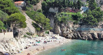 Direkt am Meer, 50 Meter vom Strand, 3 Km von Monaco, teilweise klimatisiert.