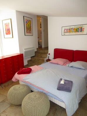 2 bedrooms, desk, iron/ironing board, free WiFi - Waterfront property, 43 steps from the beach, 2 miles from Monaco, air-condition (Èze)