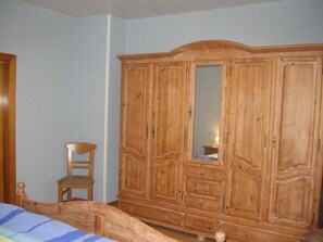 1 chambre, fer et planche à repasser, draps fournis