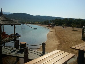 Una spiaggia nelle vicinanze