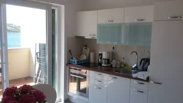 Fridge, oven, stovetop, coffee/tea maker