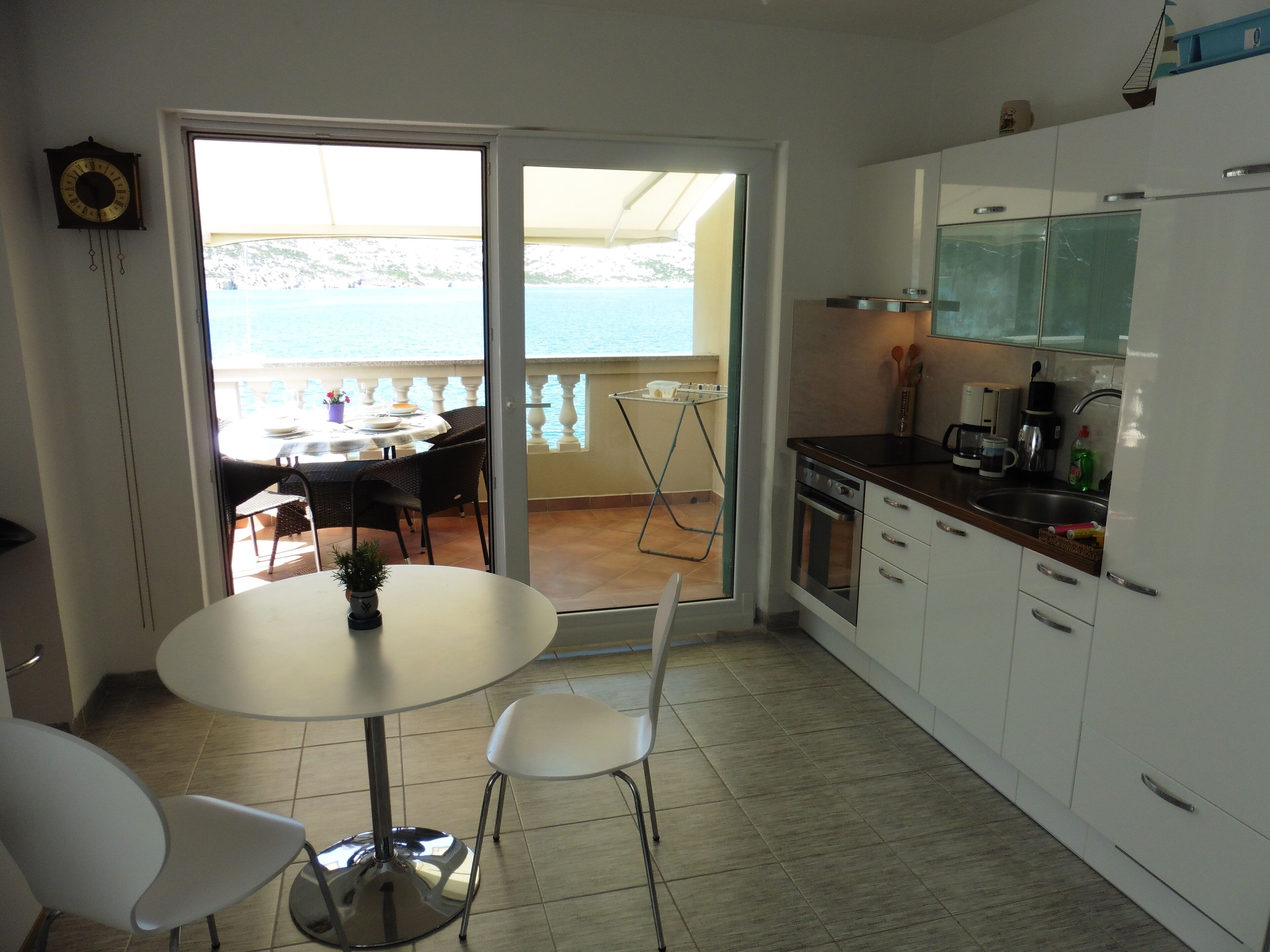 Réfrigérateur, four, plaque de cuisson, cafetière/bouilloire