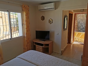 3 habitaciones, tabla de planchar con plancha y cuna de viaje