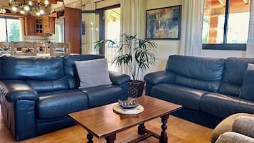 Fernseher, Bücher, Stereoanlage