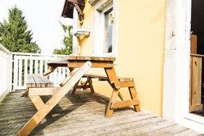 Outdoor dining - Apartment Casa Casimir with Elbe view balcony & large garden (for soccer/volleyball) (Dresden)