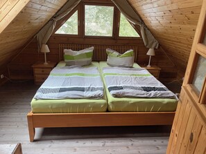 2 bedrooms, travel cot, free WiFi, bed sheets