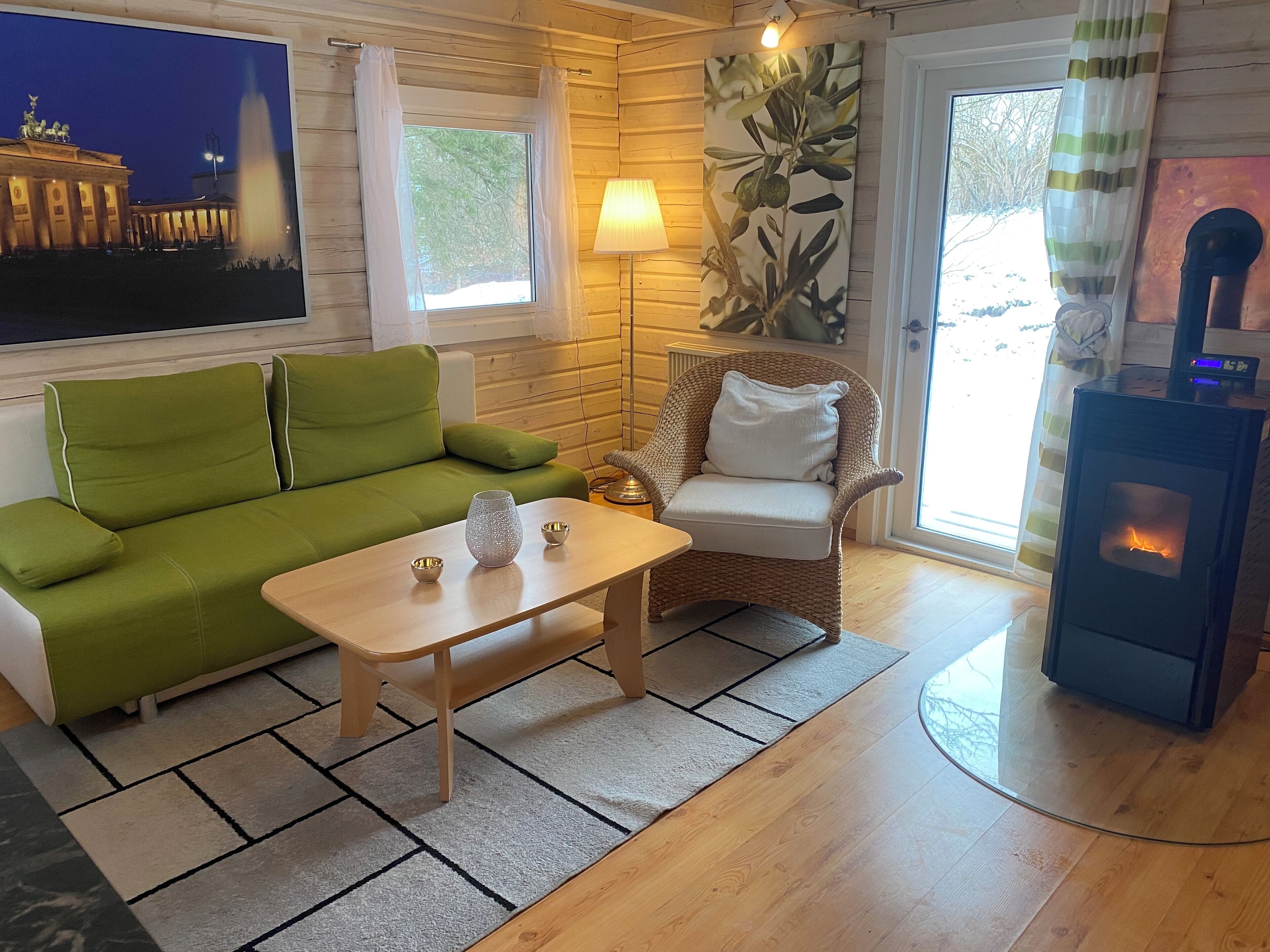 Fernseher, Kamin, Bücher