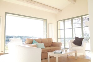 Smart-TV, Kamin, Tischtennisplatte, Bücher