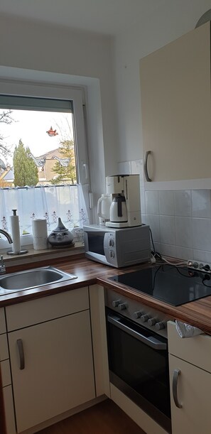 Fridge, microwave, oven, stovetop - Vacation apartment, first floor, 45sqm, for 4 persons, parking space, approx. 2 km to the beach (Cuxhaven)