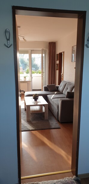 TV, books, stereo - Vacation apartment, first floor, 45sqm, for 4 persons, parking space, approx. 2 km to the beach (Cuxhaven)