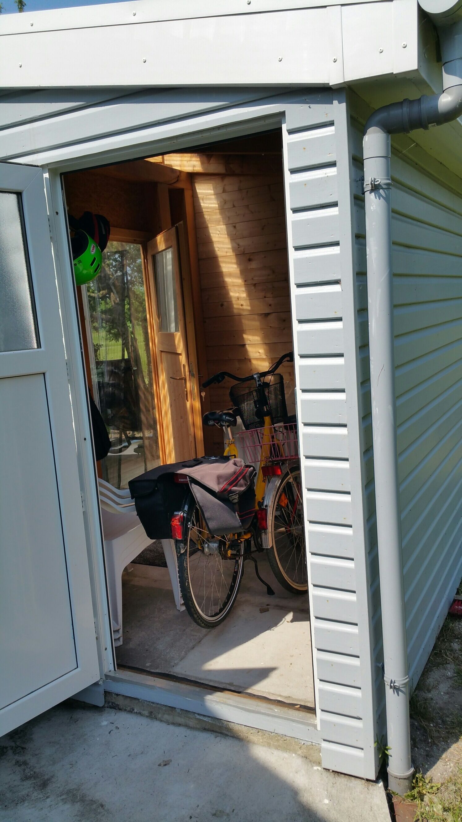 Un garage dans lequel se trouve un vélo.
